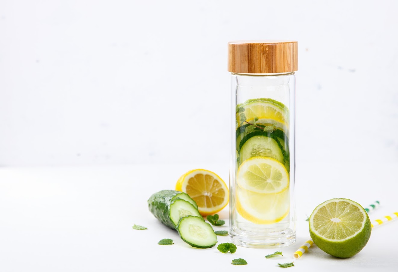 Pourquoi s'hydrater est-il si important en course à pied? Eau détox aromatisée au citron vert, concombre et menthe pour bien s'hydrater