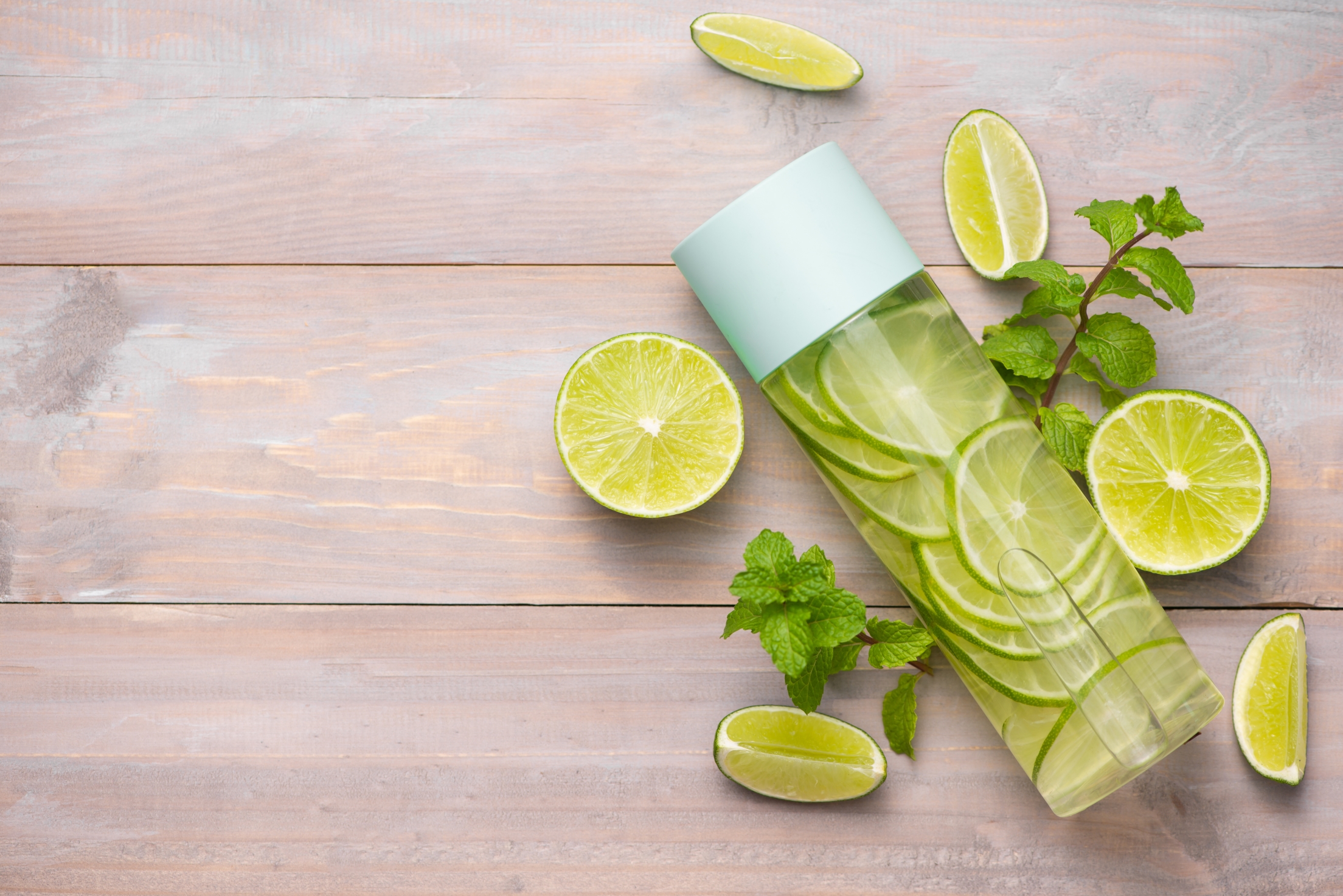 Pourquoi s'hydrater est-il si important en course à pied? Eau détox aromatisée au citron, citron vert, gingembre et menthe pour bien s'hydrater